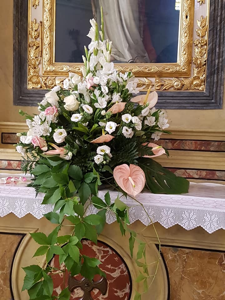 02 Allestimento Matrimonio Composizione Anturium Rosa Lisiantus Bianchi Rose Rosa Rose Bianche Gladioli Bianchi Fioreria Bruseghini Besenello Trento